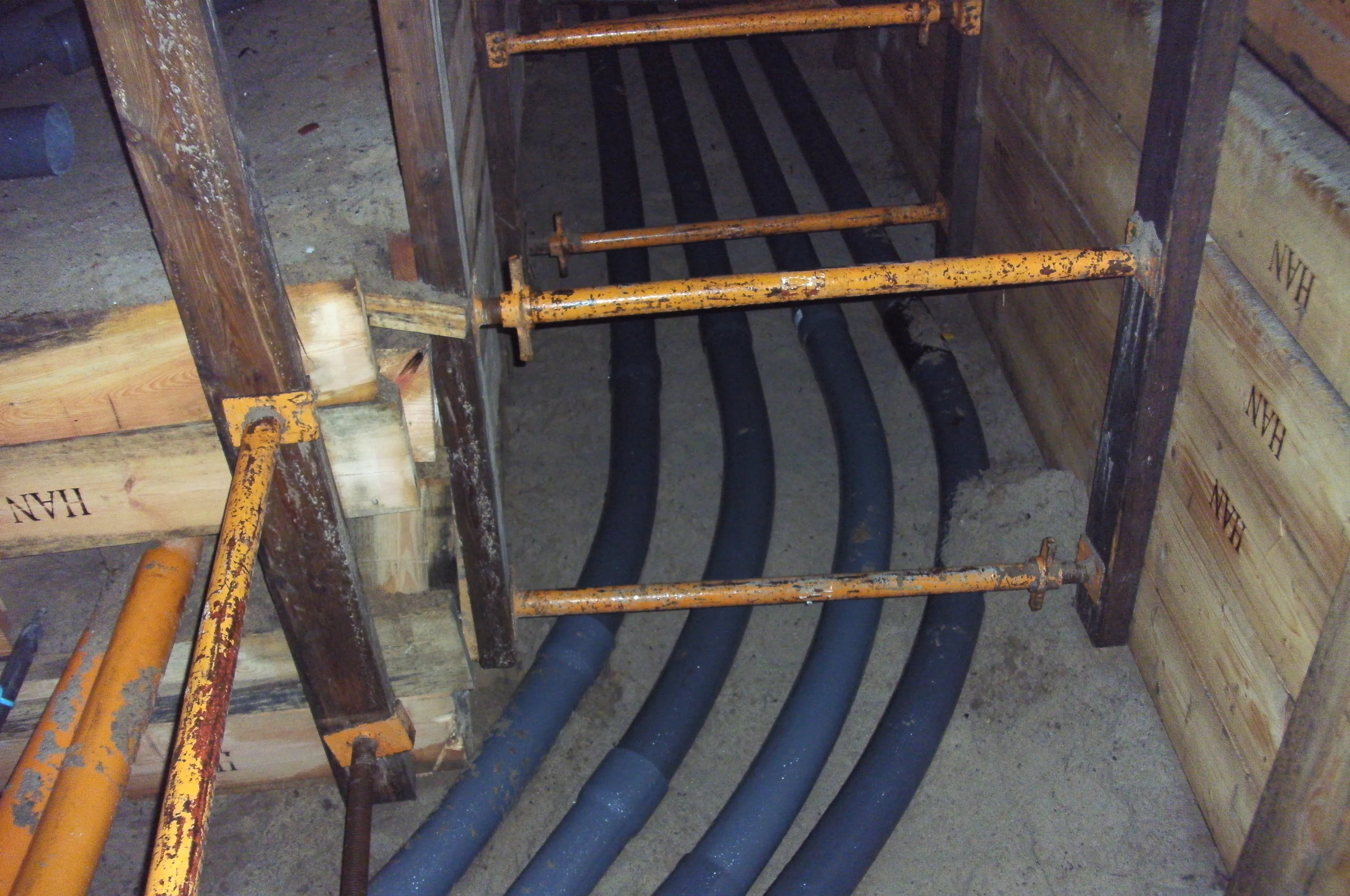 Verlegte 110-kV-Kabelschutzrohre im Graben